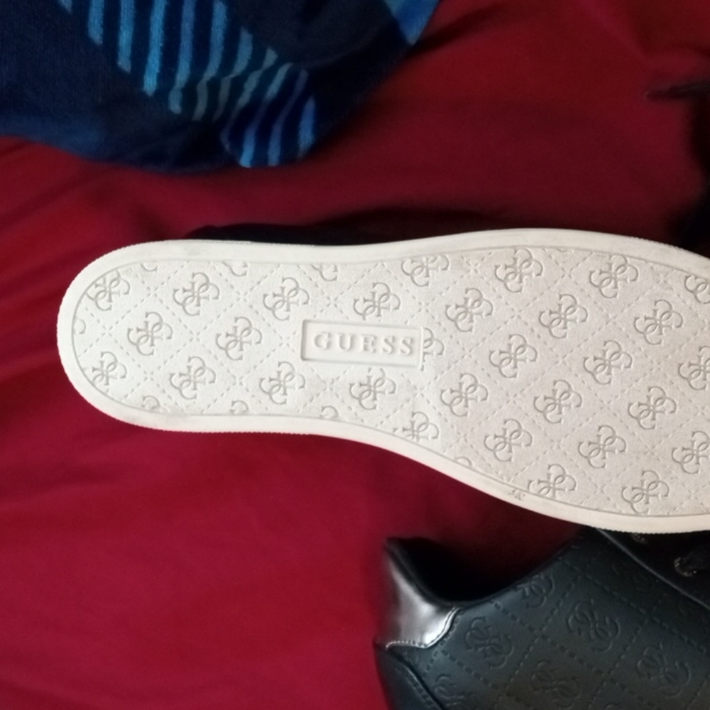 Guess - Picture 5 of 6